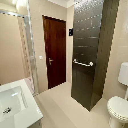 Modern For 6 Guests By The Pool-beahost *